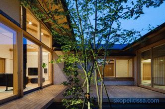 Hiiragi House - U-shaped house in the center of which is a courtyard and family tree