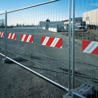 Construction fences for a building site: an example with a photo