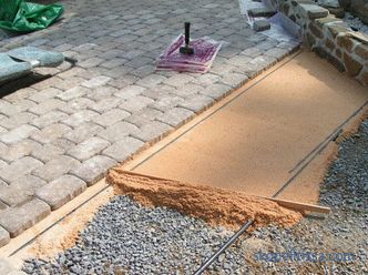 How to make concrete tracks in the country: decoration options, photo